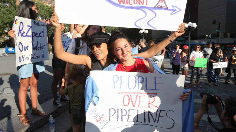 Rosario Dawson et Shailene Woodley protestant contre le pipeline d'accès Dakota en 2016 Union Square NYC