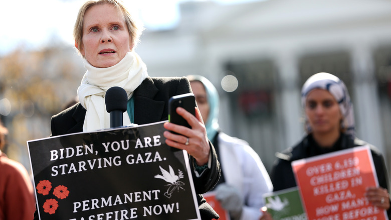 Cynthia Nixon à la Maison Blanche en novembre 2023 pour protester