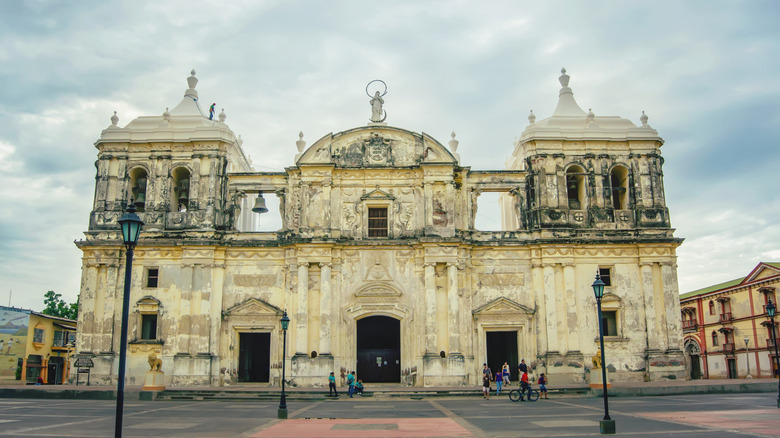 La façade de la cathédrale Leon