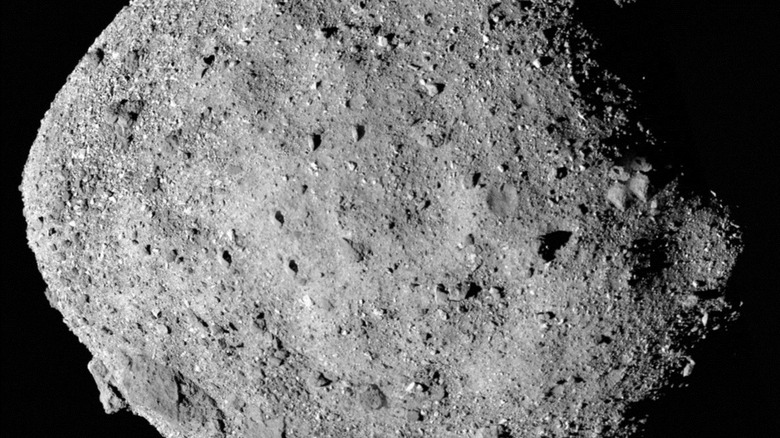 La surface de l'astéroïde bennu sur fond noir