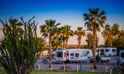 Profitez des équipements de grandes villes de cette station balnéaire familiale qui a été cachée à Phoenix, en Arizona,