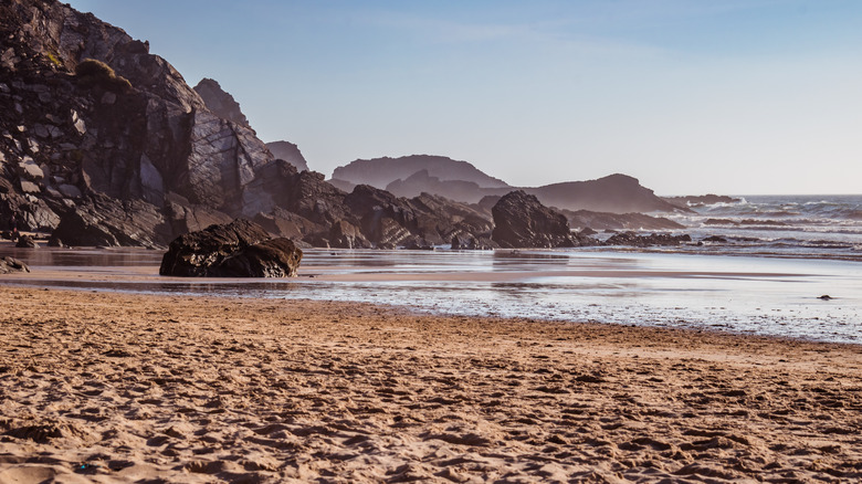 Vue des falaises rocheuses depuis la plage