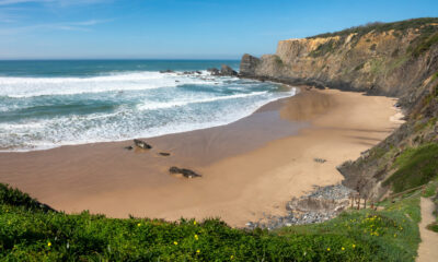 L'une des plages les plus calmes du Portugal est un tronçon serein de côte que les habitants adorent