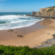 L'une des plages les plus calmes du Portugal est un tronçon serein de côte que les habitants adorent