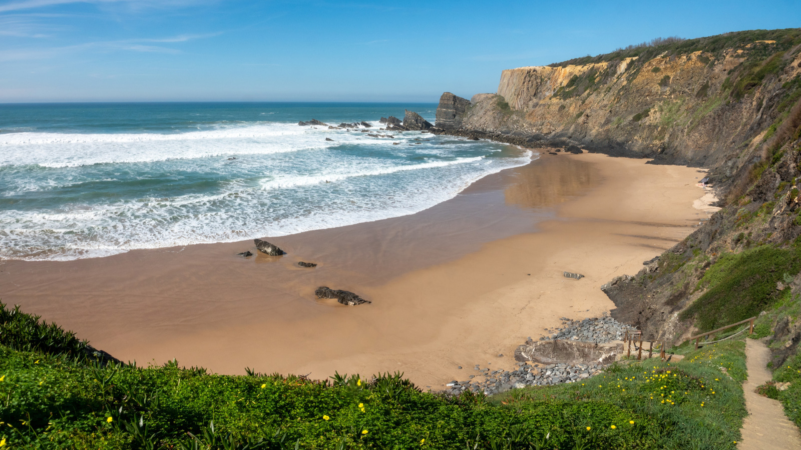 L'une des plages les plus calmes du Portugal est un tronçon serein de côte que les habitants adorent