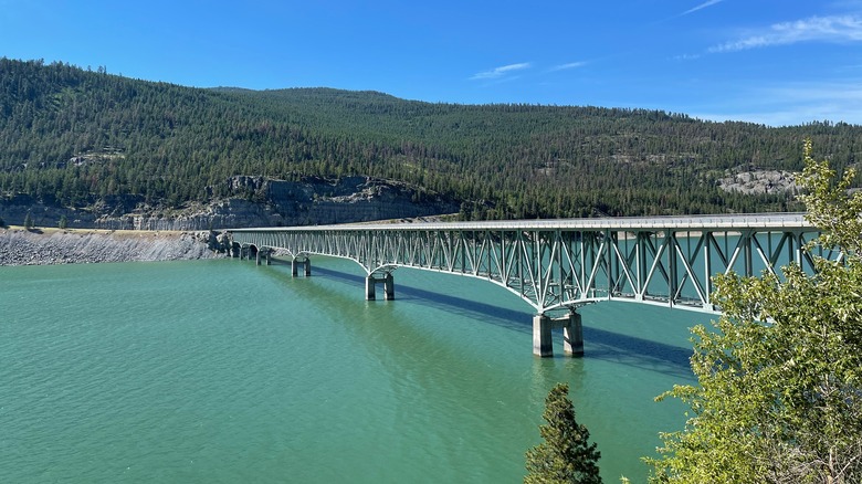 Le majestueux pont Koocanusa sur le lac Koocanusa