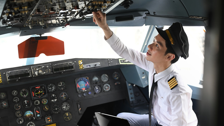 Pilote d'avion dans le cockpit