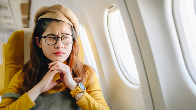 Personne nerveuse dans un avion