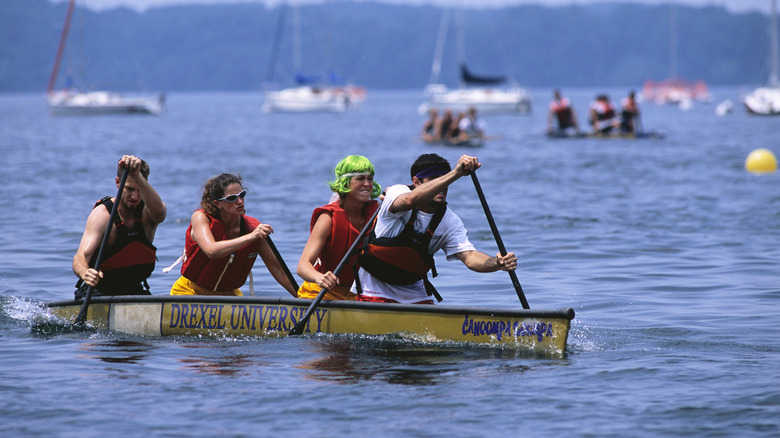 Plaisanciers dans le lac