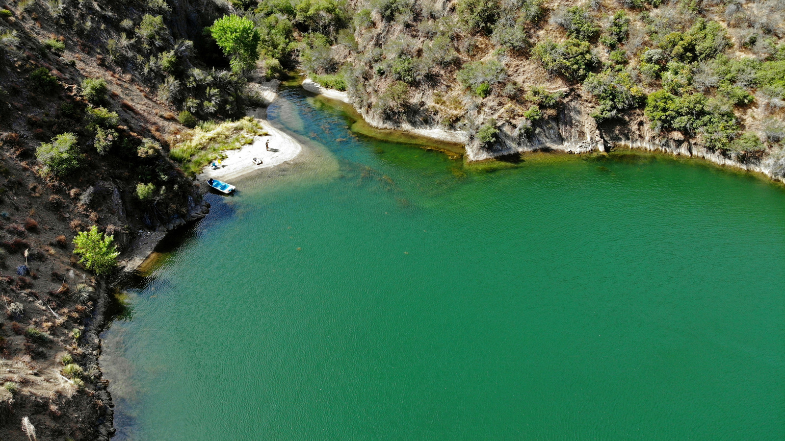 Un lac sous-estimé niché dans les forêts de Californie est un trésor turquoise pour les loisirs