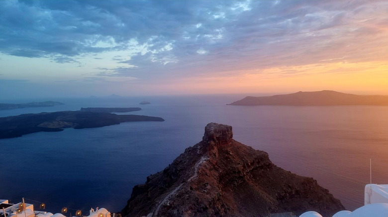 Vue de coucher de soleil de Santorini de Skaros Rock