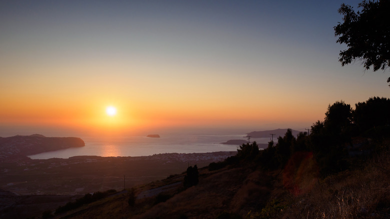 Vue du coucher du soleil de la montagne Profitis Ilias