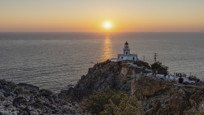 Vue au coucher du soleil du phare d'Akrotiri