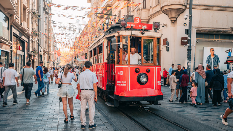 Un tramway traverse le boulevard piétonnier à Beyoğlu