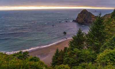 La charmante petite ville sur la côte de l'Oregon pour faire de la randonnée des montagnes et profiter des plages peu fréquentées