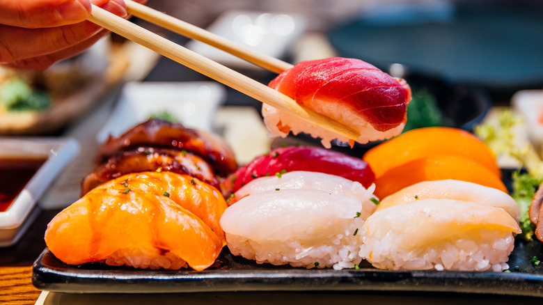 Différents types de sushis sur une assiette