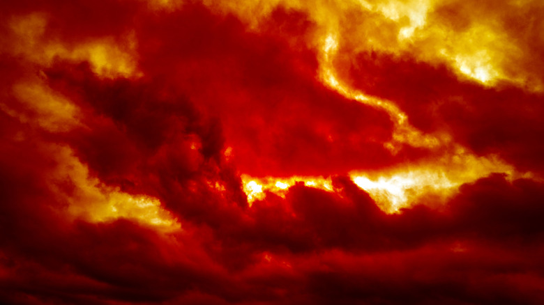 Un ciel plein de nuages ​​rouges et orange