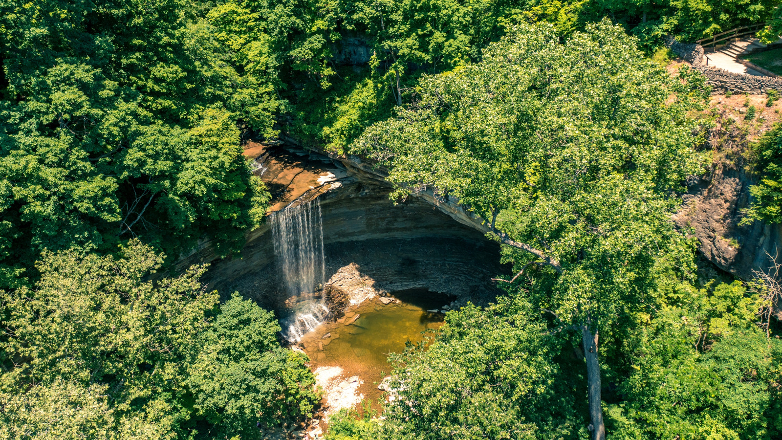 Le secret le mieux gardé de l'Indiana doit être un parc d'État de cascade pittoresque plein de falaises et de sentiers