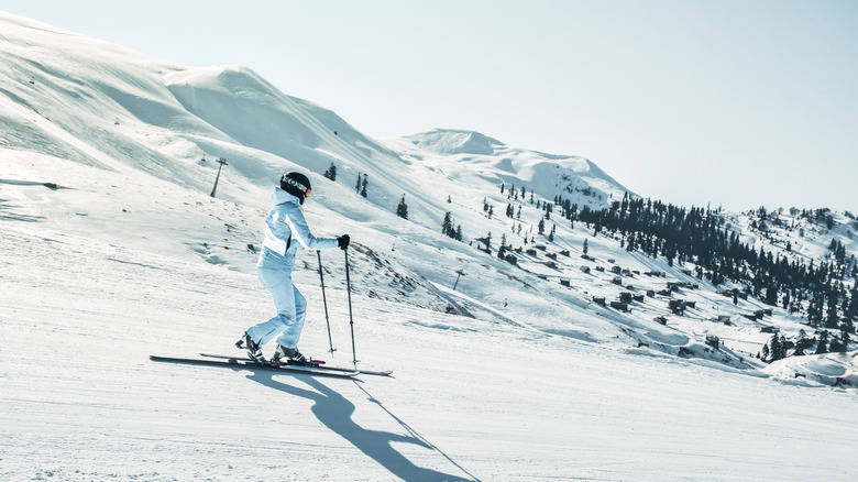 Femme profitant du ski de fond