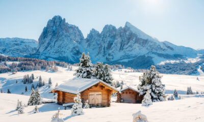 Le village de montagne sereine en Italie avec des sommets enneigés et une culture locale authentique