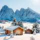 Le village de montagne sereine en Italie avec des sommets enneigés et une culture locale authentique