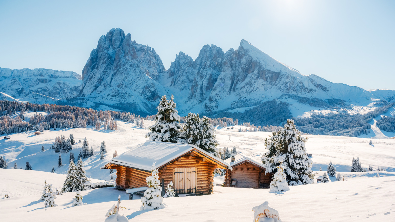 Le village de montagne sereine en Italie avec des sommets enneigés et une culture locale authentique