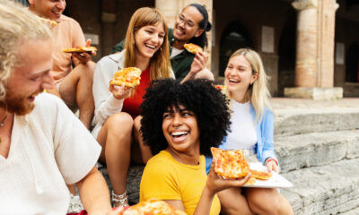 Cette façon de manger n'est pas seulement considérée comme impolie en Italie, dans certains endroits, c'est illégal