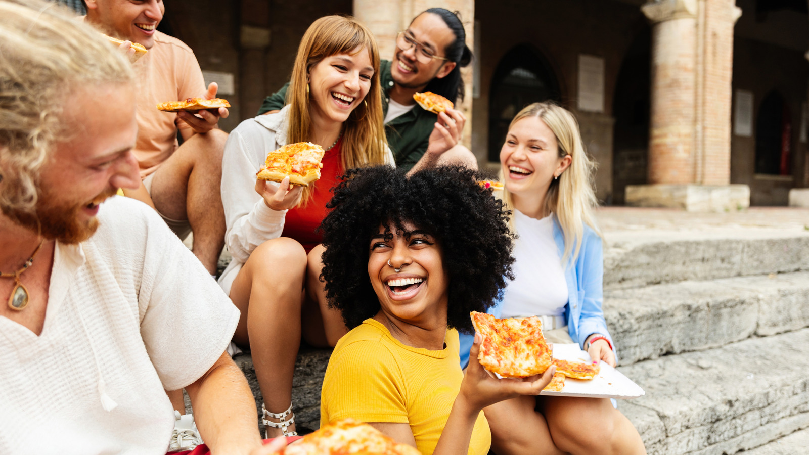 Cette façon de manger n'est pas seulement considérée comme impolie en Italie, dans certains endroits, c'est illégal