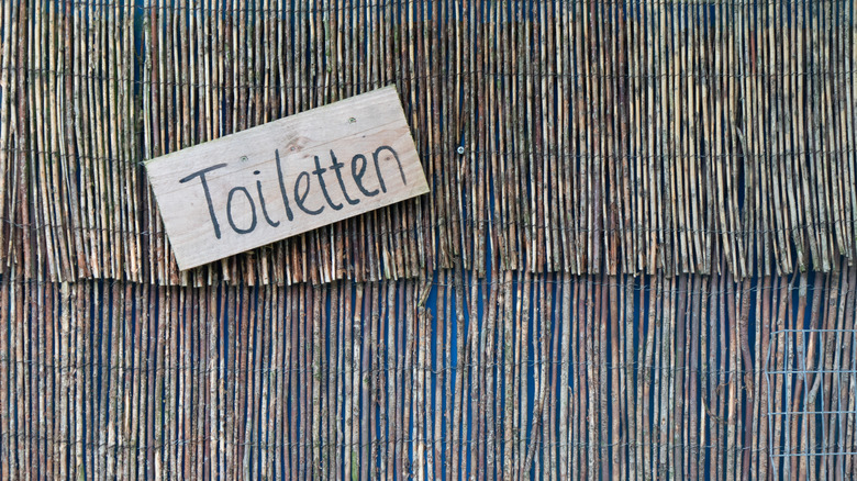 Un panneau néerlandais pointe vers des toilettes