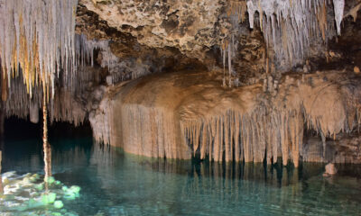 La rivière souterraine mystique au Mexique où vous pouvez nager sous une grotte pleine de cristaux