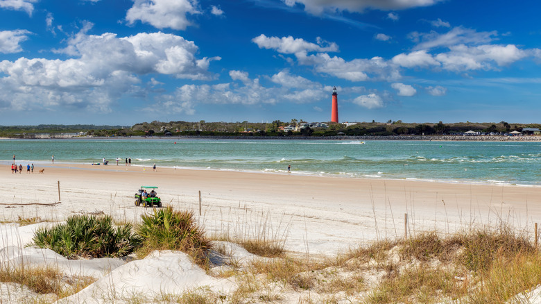 Nouvelle plage de Smyrna avec un phare au loin