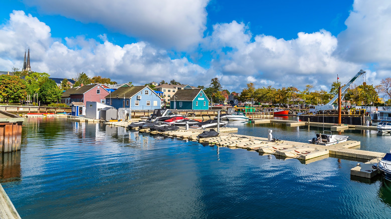 Ville balnéaire colorée et baie avec des bateaux sur l'île Prince Edward