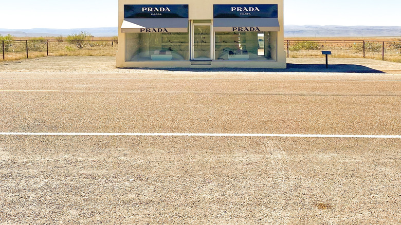 Installation d'art Prada Marfa