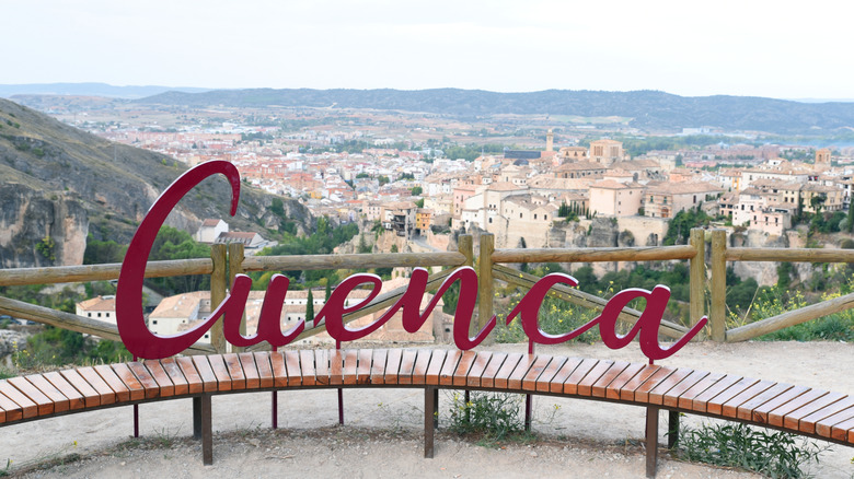 Un signe ludique pour Cuenca, en Espagne, se dresse au sommet d'une colline