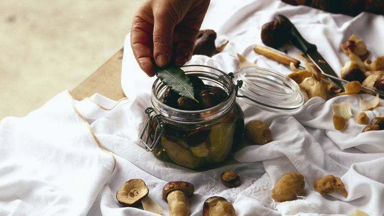 Des spécialités locales de champignons, d'huile et d'une feuille de baie