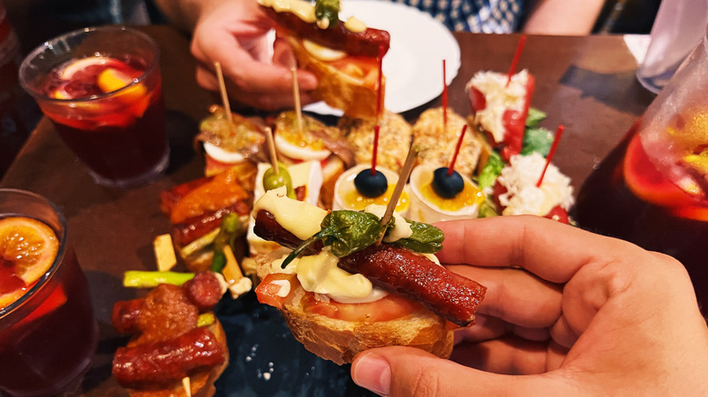 Une table pleine de tapas dans un bar en Espagne