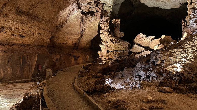 Un chemin mène à la grotte sans nom, le Texas