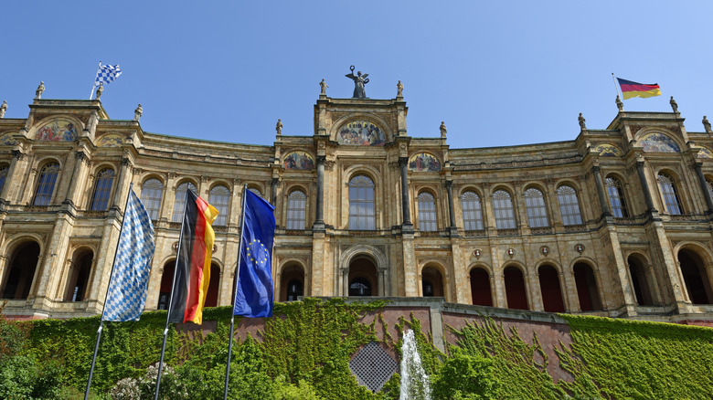 Bâtiment majestueux avec des drapeaux