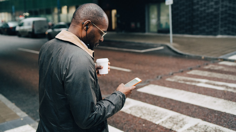 Voyageur qui regarde le téléphone