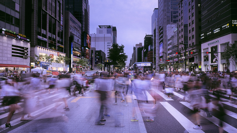 Piétons traversant la rue à Séoul