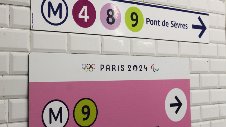 Les panneaux dans le métro de Paris ont clairement marqué les flèches