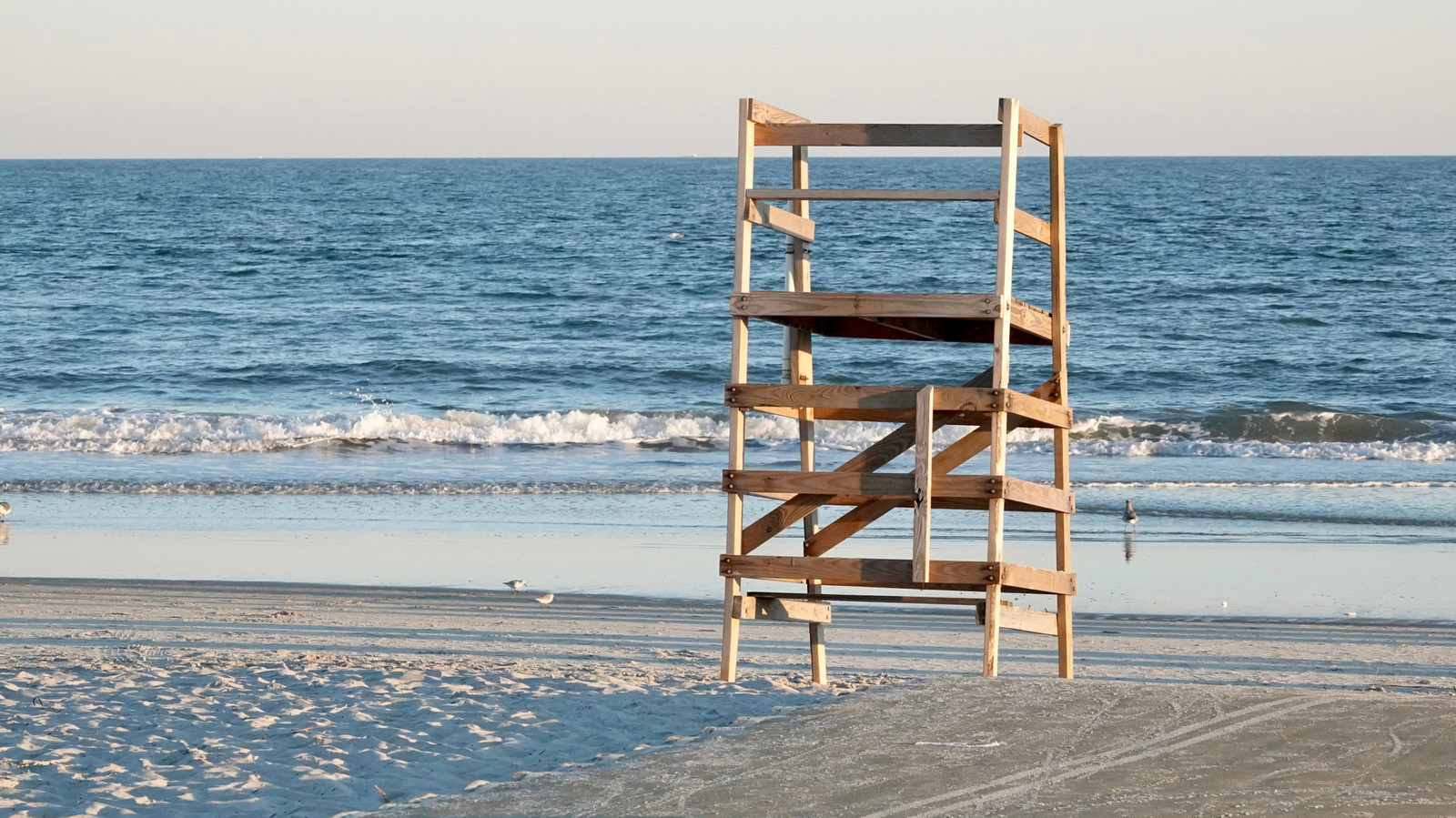 L'une des meilleures plages de Caroline du Sud est connue pour son eau bleue étincelante et ses équipements