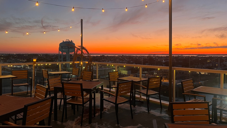 Patio du restaurant sur le toit au coucher du soleil à Ocean City, Maryland