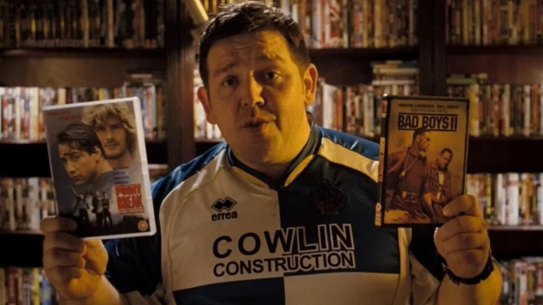 Danny Butterman sort deux de ses disques préférés dans sa collection dans Hot Fuzz