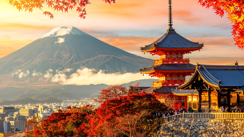 Une pagode traditionnelle ornée monte sur une vallée pittoresque au Japon