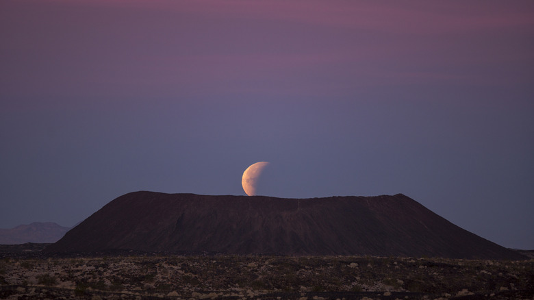 Une lune de sang sur le cratère