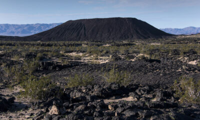 Le camping unique du désert du désert de Californie avec une vue sur un cratère volcanique massif et ancien