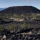 Le camping unique du désert du désert de Californie avec une vue sur un cratère volcanique massif et ancien