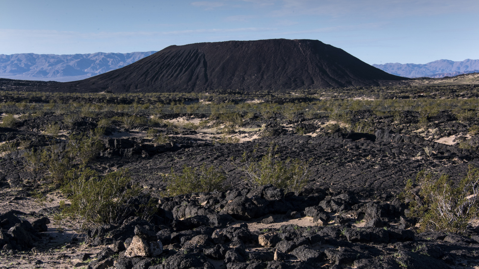 Le camping unique du désert du désert de Californie avec une vue sur un cratère volcanique massif et ancien