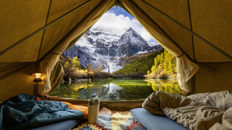 Vue sur la montagne et le lac Vista de l'intérieur de la tente